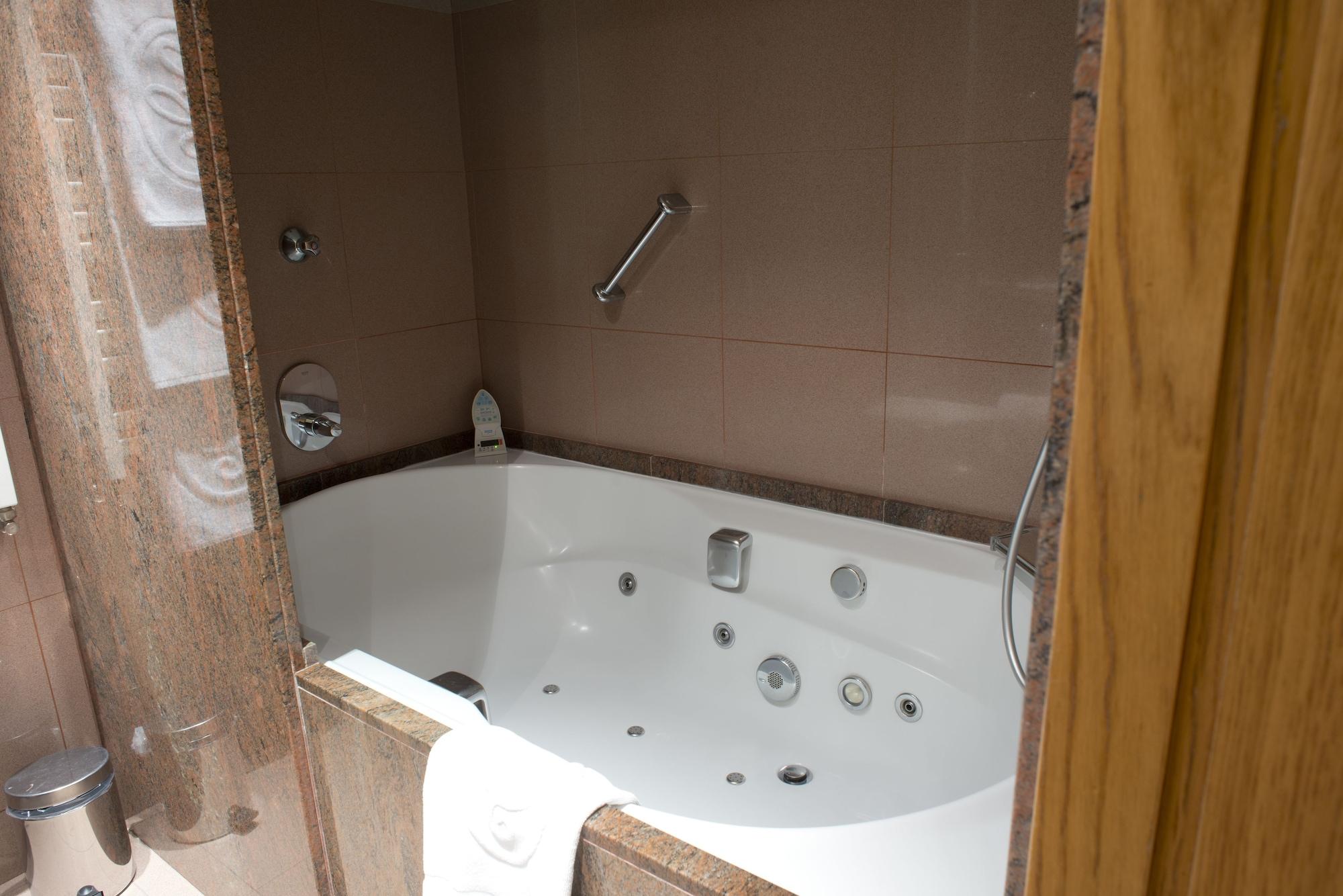 A Casa Canut Hotel Gastronomic Les Escaldes Dış mekan fotoğraf A whirlpool bathtub