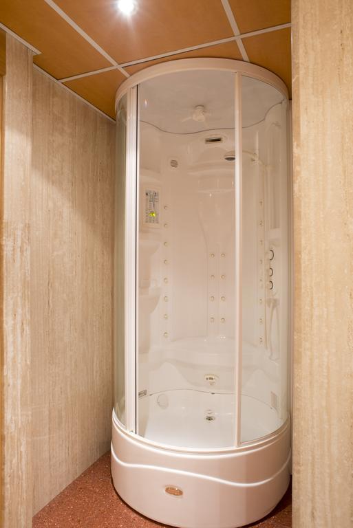 A Casa Canut Hotel Gastronomic Les Escaldes Dış mekan fotoğraf A shower cubicle