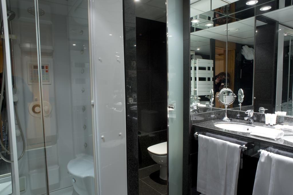 A Casa Canut Hotel Gastronomic Les Escaldes Dış mekan fotoğraf A shower cubicle