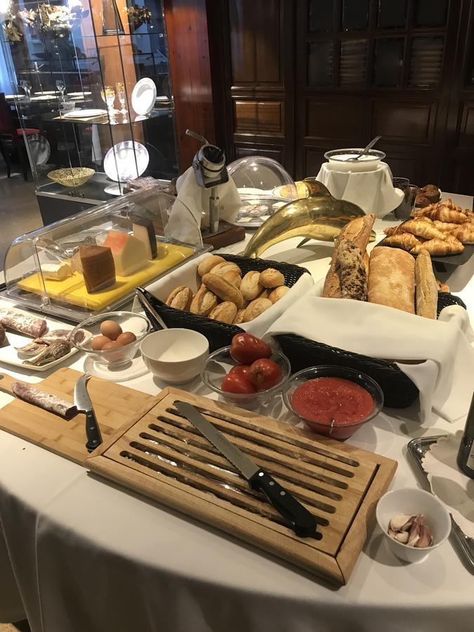 A Casa Canut Hotel Gastronomic Les Escaldes Dış mekan fotoğraf A breakfast buffet at a hotel
