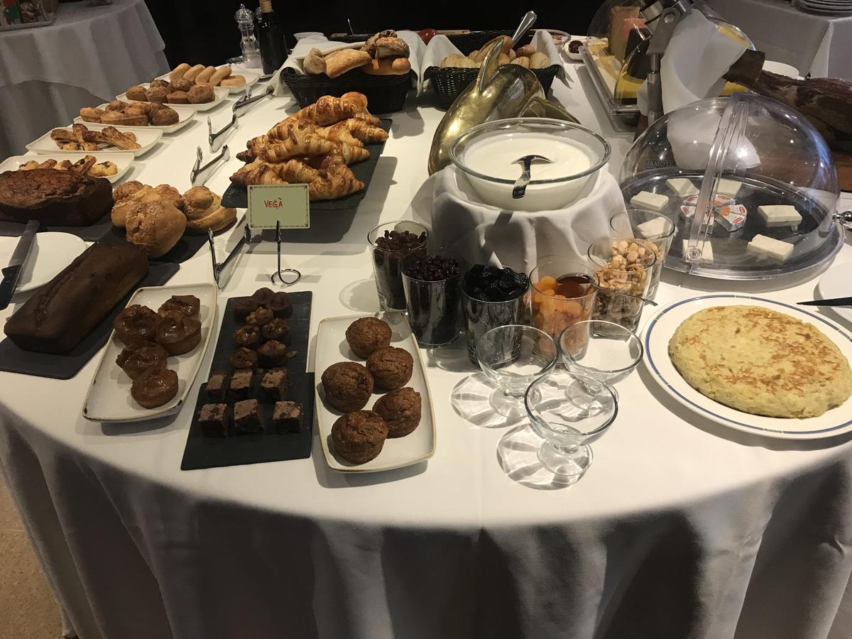 A Casa Canut Hotel Gastronomic Les Escaldes Dış mekan fotoğraf A selection of afternoon tea desserts