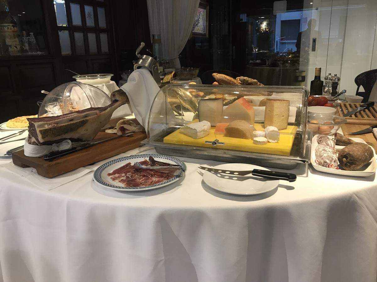 A Casa Canut Hotel Gastronomic Les Escaldes Dış mekan fotoğraf Cheese and charcuterie at a buffet